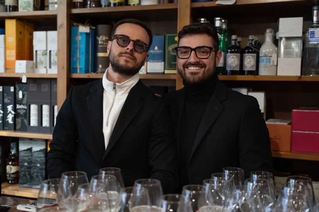 Foto raffigurante Francesco e Matteo, i proprietari dell'Enoteca Masi di Fondi.